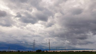 Güzel bir hava ve yağmurlu mevsimde bulutlu bir gökyüzü.