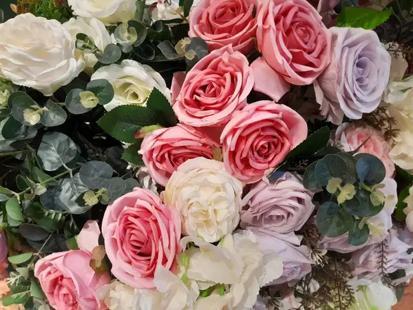 Oda dekorasyonu için beyaz, pembe, mor yapay gül çiçekleri..