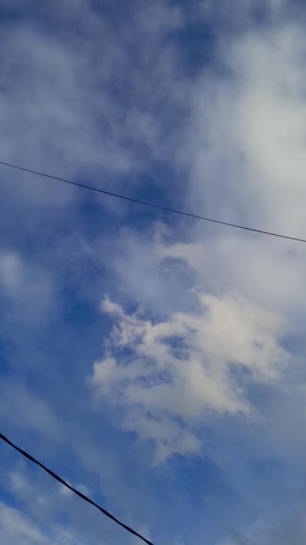 Vântul Suflă Cablu Alimentare Neagră Nori Frumoși Cirrus Cerul Albastru — Videoclip de stoc