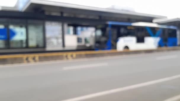 Vídeo Desfocado Ônibus Transjakarta Movendo Longo Pista Ônibus Trânsito Rápido — Vídeo de Stock