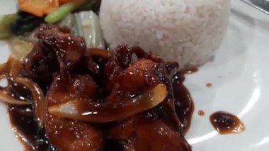 Tereyağlı soya soslu tavuğu pirinç ve sebzeyle kapat. Bu yemek aslında Hollanda 'dan geldi..