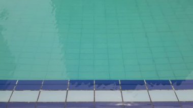 Arkaplan olarak su yüzeyi ve mavi yüzme havuzunda yansıma.