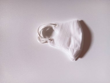 Beyaz arkaplanda izole edilmiş ördek gagalı maskeler yığını.