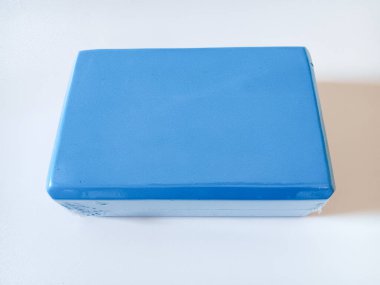 Mavi köpük blok plastiğe sarılmış yoga, pilates, beyaz arka planda izole edilmiş spor salonu..