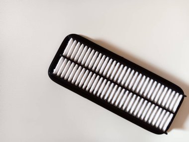 Araba hava filtresi beyaz arka planda izole edildi. Araba bakım konsepti.