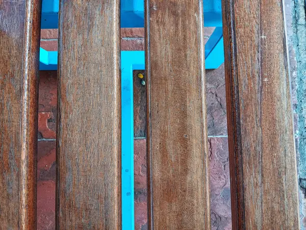 Arkaplan olarak ahşap bankların soyut dokusu arka plan olarak doğal taş zeminine karşıdır.