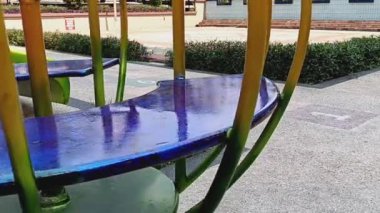 Çocuk atlıkarıncasını kapatın ya da atlıkarıncayı çevirin oyun sahasında dönün.. 