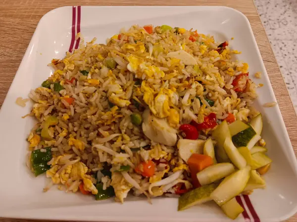 Medan ançüez ya da kızarmış pilav ya da Nasi goreng teri medan çırpılmış yumurta, sebze ve ançüez ile pişirilmiş ahşap masa..
