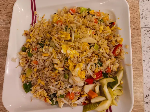 Medan ançüez ya da kızarmış pilav ya da Nasi goreng teri medan çırpılmış yumurta, sebze ve ançüez ile pişirilmiş ahşap masa..