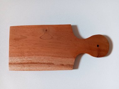 Boş tahta kesme tahtası ya da kesim tahtası beyaz arka planda izole edilmiş. Düz yatıyordu.