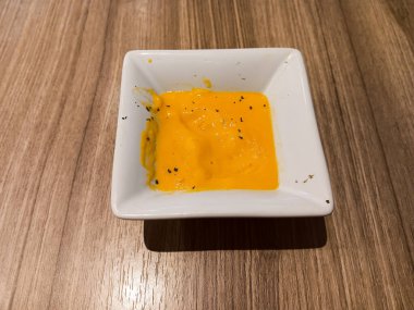 Tahta masaya izole edilmiş maydanozlu peynir sosu..