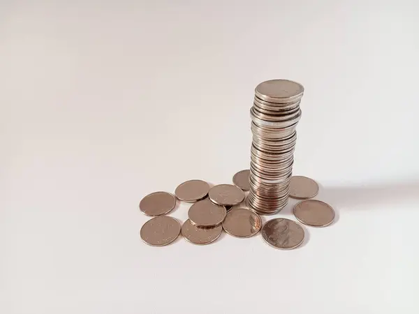 Endonezya parası yığını Beyaz arka planda izole edilmiş 1000 rupia sikke.