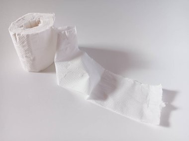 Beyaz arkaplanda doku rulosu izole edildi.