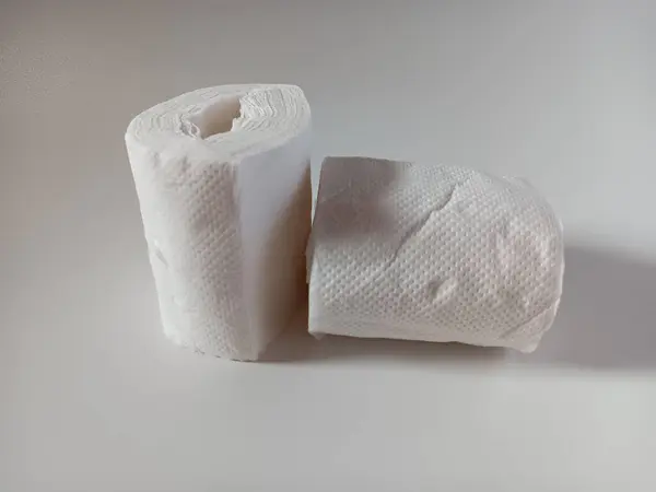 Beyaz arkaplanda doku rulosu izole edildi.