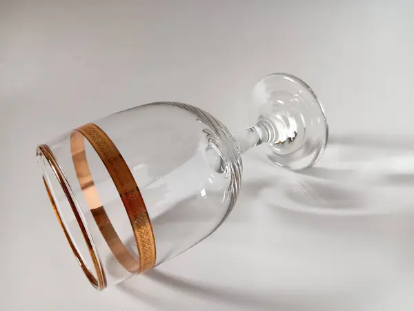 Beyaz arkaplanda izole edilmiş altın çerçeveli kadehi kapat.