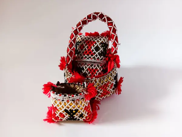 Süslü el çantaları, dokunmuş boncuklar, yani gajut veya hacut beyaz arka planda izole edilmiş geleneksel Batakna düğün alayı için..