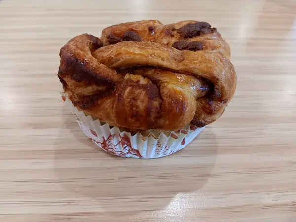 Tarçınlı Babka 'ya yakın, tahta zeminde izole edilmiş kağıt bardakla..