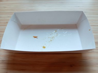 Tahta arka planda izole edilmiş öğle yemeğinden sonra boş beyaz kraft yiyecek kutusu. Geri dönüşüm kavramı.