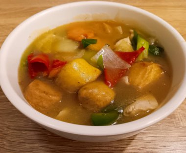 Sapo tahu 'ya yakın, ya da Endonezya Çin tofu' su, beyaz kasede, ahşap arka planda izole edilmiş Çin tofu tabağı..