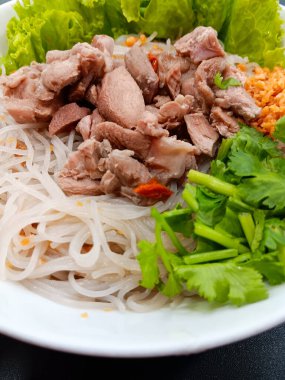 Çin Ördeği Pirinç Vermicelli Erişte Çorbası. Siyah arka planda izole edilmiş sebzeler..