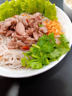 Çin Ördeği Pirinç Vermicelli Erişte Çorbası. Siyah arka planda izole edilmiş sebzeler..