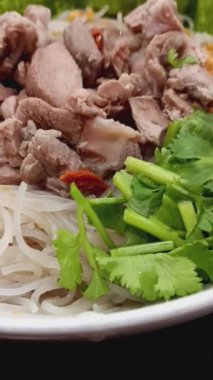 Çin Ördeği Pirinç Vermicelli Erişte Çorbası. Siyah arka planda izole edilmiş sebzeler.. 