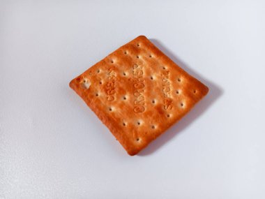 Kremalı kraker beyaz arkaplanda özel olarak izole edildi.