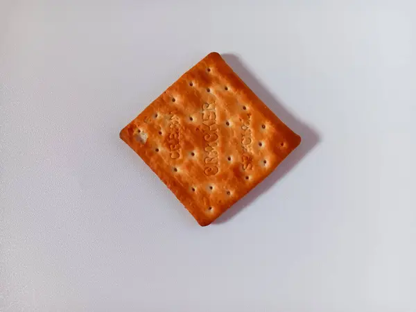 Kremalı kraker beyaz arkaplanda özel olarak izole edildi.