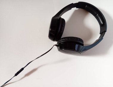 Beyaz arka planda izole edilmiş davulcular için kulaklıklara siyah kablo takıldı.