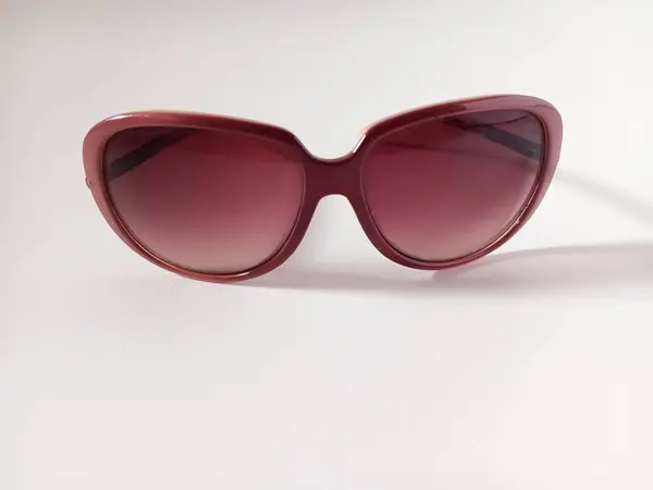 Beyaz arka planda izole edilmiş kahverengi lensli şık kadın gözlükleri..