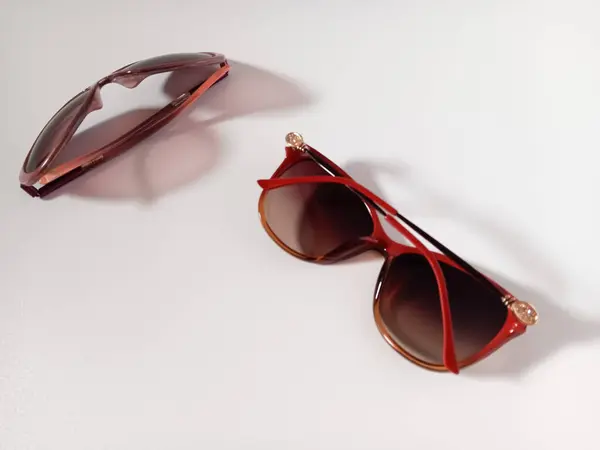 Beyaz arka planda izole edilmiş kahverengi lensli kadınlar için modaya uygun güneş gözlükleri..
