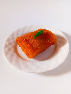 Risoles mayonezi ya da yeşil biberli risol mayonezi beyaz arka planda izole edilmiş bir tabakta. Lezzetli Endonezya yemekleri..