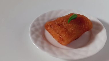 Risoles mayonezini ya da yeşil biberli risol mayonezini beyaz arka planda izole edilmiş bir tabakta yakın çekim yapın. Lezzetli Endonezya yemekleri..