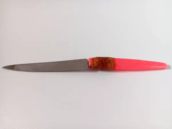 Pembe plastik saplı tırnak dosyası beyaz arkaplanda izole edildi.