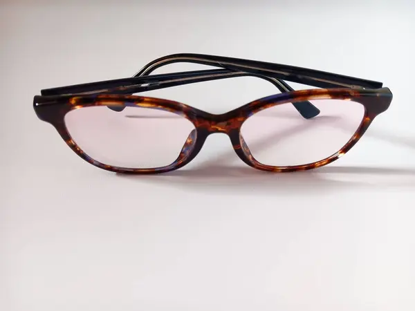 Beyaz arka planda izole edilmiş leopar desenli kadın gözlükleri..