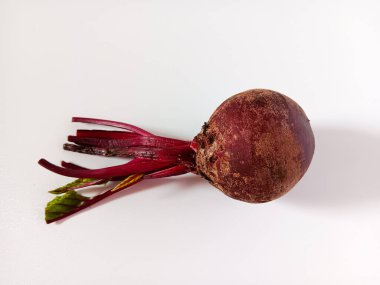 Taze ve olgun pancar veya pancar, masa pancarı, bahçe pancarı, beyaz arka planda izole edilmiş pancar..