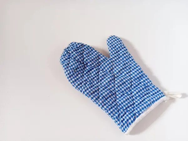Mavi kareli fırın eldiveni, beyaz arka planda izole edilmiş sıcak yemek takımlarını tutarken elleri ısıdan korumak için mutfak eldivenleri..