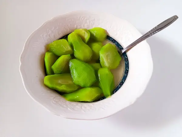 Haşlanmış Chayote veya Labu Siyam, beyaz arka planda izole edilmiş seramik kasede Siyam kabağı.