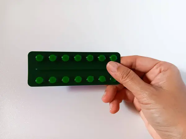 Visanne, doğum kontrol haplarında ve beyaz arka planda izole edilmiş endometriyozis tedavisinde kullanılan progestin bir ilaçtır.. 