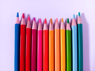 Sıralı çeşitli renkli kalemleri, renkli kalemleri, kurşun kalemleri veya beyaz arkaplanda izole edilmiş renkli kalemleri kapat.