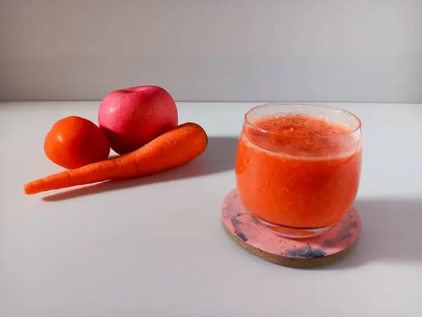 Bir bardak taze elma, domates, meyve ve sebzeli havuç suyu. Sağlıklı yaşam kavramı.