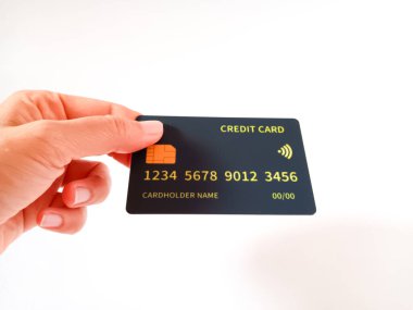 Beyaz arka planda izole edilmiş mal veya hizmet satın almak için siyah kredi kartı tutan kadın.