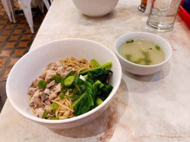 Bir kase Mie Ayam, Endonezya usulü tavuk çorbası, yanında da çorba..