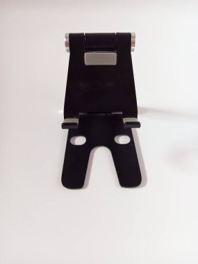 Siyah katlanabilir cep telefonu veya beyaz arkaplanda izole edilmiş küçük tablet standı.