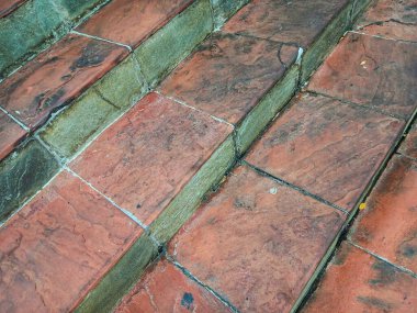 Terracotta fayanslarından yapılmış açık hava merdivenleri..