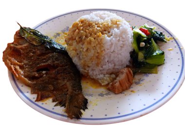 Endonezya yemeği, zerdeçal soslu kızarmış pomfret ve beyaz pirinç, karıştırılmış pak choi ve soya peyniri beyaz arka planda izole edilmiş bir tabakta.. 