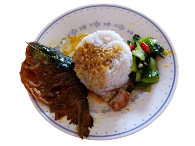 Endonezya yemeği, zerdeçal soslu kızarmış pomfret ve beyaz pirinç, karıştırılmış pak choi ve soya peyniri beyaz arka planda izole edilmiş bir tabakta.. 