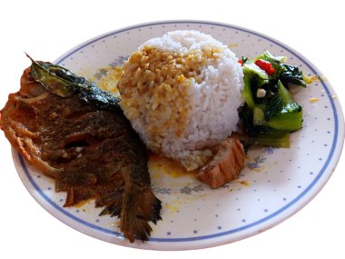 Endonezya yemeği, zerdeçal soslu kızarmış pomfret ve beyaz pirinç, karıştırılmış pak choi ve soya peyniri beyaz arka planda izole edilmiş bir tabakta.. 