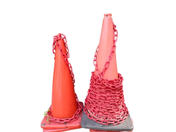 Trafik konileri, beyaz zemin üzerinde izole edilmiş alana erişimi kısıtlayan yol konileri olarak da bilinen bir zincirle bağlanır..