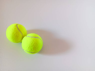 Beyaz arka planda izole edilmiş iki tenis topu. Metin için alanı kopyala.